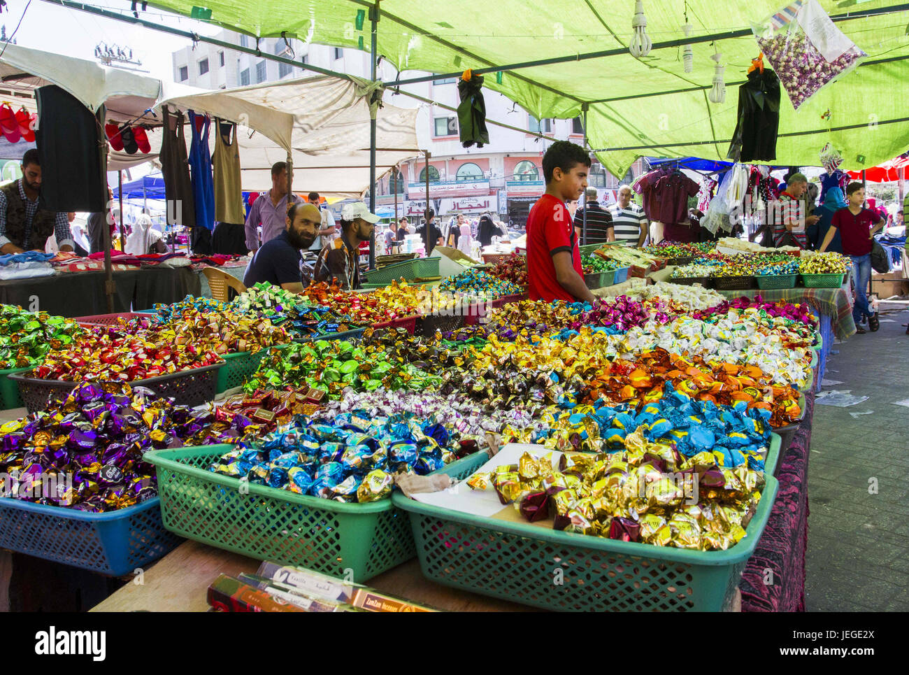 La città di Gaza, la striscia di Gaza, la Palestina. Il 24 giugno 2017. Palestinesi shop in un mercato a monte del Eid al-Fitr che segna la fine del santo Musulmano il mese di digiuno del Ramadan, nella Striscia di Gaza City il 24 giugno 2017. Credito: Mahmoud Issa/Quds Net News/ZUMA filo/Alamy Live News Foto Stock