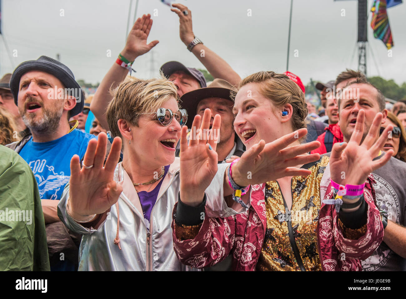 Glastonbury, Somerset, Regno Unito. Il 24 giugno 2017. Il Bootleg Beatles con il Pepperland Symphonia ottenere la folla di cantare insieme ai Beatles classics - Il 2017 Festival di Glastonbury, azienda agricola degna. Glastonbury, 24 giugno 2017 il credito: Guy Bell/Alamy Live News Foto Stock