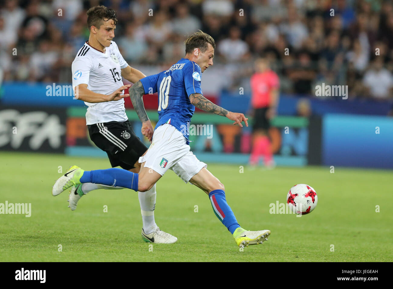 Il 24 giugno 2017, Cracovia in Polonia, UEFA europeo U-21 campionati di calcio, Italia contro Germania; Marc-Oliver Kempf (GER) battuti per il ritmo da Federico Bernardeschi (ITA) Foto Stock