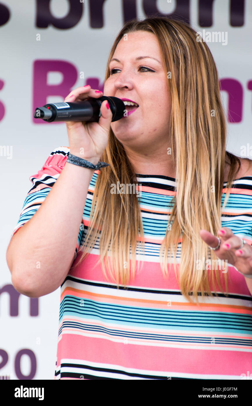 South Derbyshire, Regno Unito. 24 GIU, 2017. Aprile Davies cantante solista al Festival di svago South Derbyshire Credito: Chris pareti/Alamy Live News Foto Stock