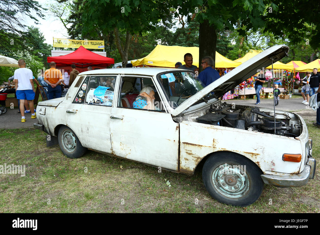 Otwock, Polonia. Il 24 giugno 2017. Oldtimer riunione mostra vetture polacco di epoca comunista chiamato Polski Fiat, Zuk, Nysa, Syrenka, Romet e molti altri. Gli espositori hanno presentato a noi, europei e la RDT veicoli presso la città di Otwock. Credito: Madeleine Ratz/Alamy Live News Foto Stock