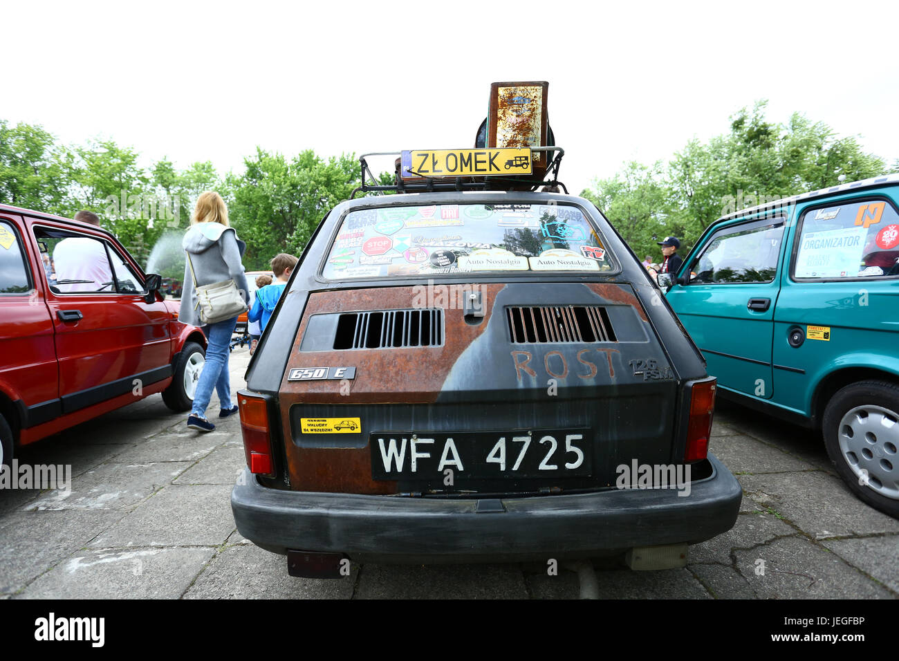 Otwock, Polonia. Il 24 giugno 2017. Oldtimer riunione mostra vetture polacco di epoca comunista chiamato Polski Fiat, Zuk, Nysa, Syrenka, Romet e molti altri. Gli espositori hanno presentato a noi, europei e la RDT veicoli presso la città di Otwock. Credito: Madeleine Ratz/Alamy Live News Foto Stock