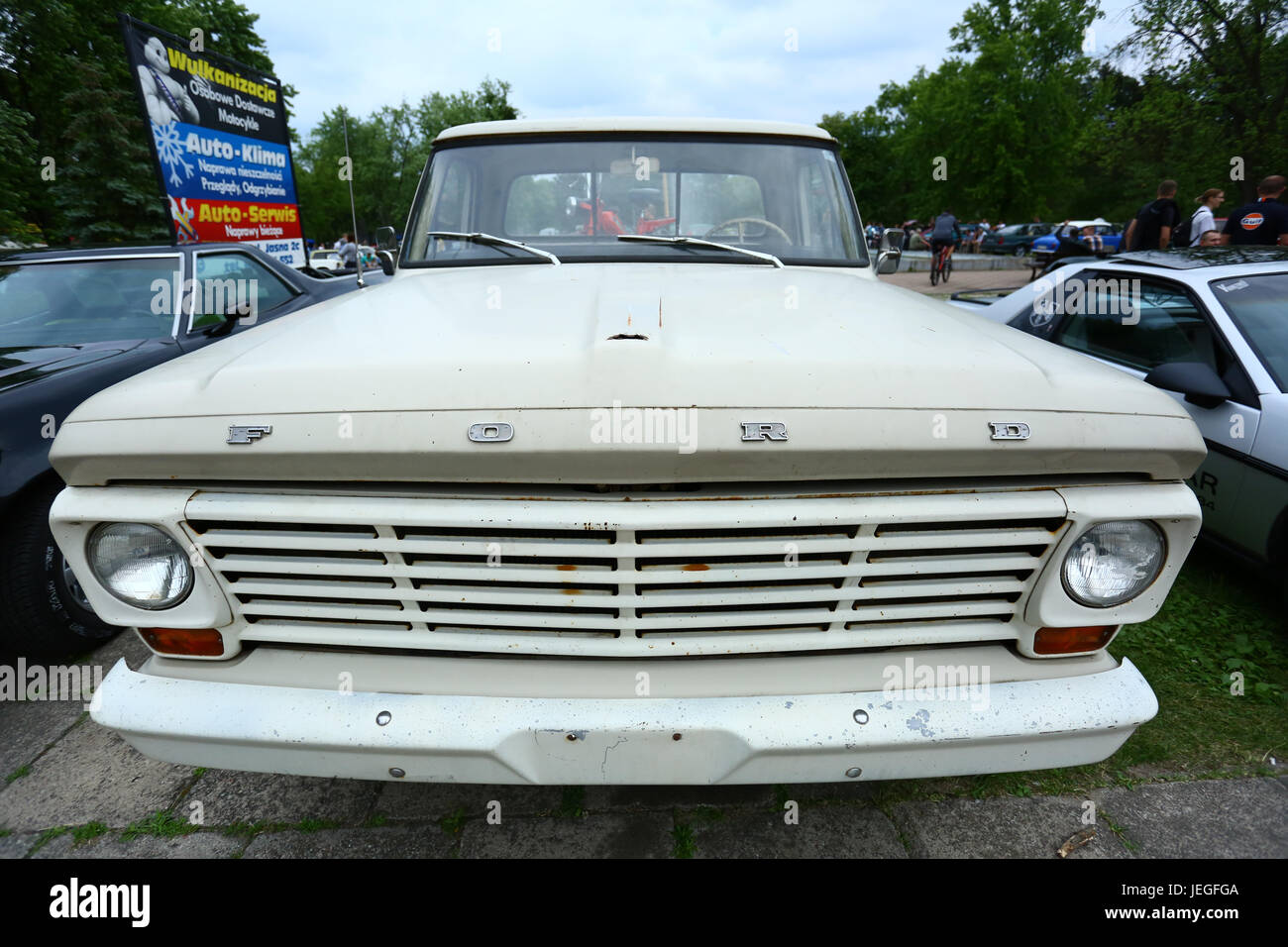 Otwock, Polonia. Il 24 giugno 2017. Oldtimer riunione mostra vetture polacco di epoca comunista chiamato Polski Fiat, Zuk, Nysa, Syrenka, Romet e molti altri. Gli espositori hanno presentato a noi, europei e la RDT veicoli presso la città di Otwock. Credito: Madeleine Ratz/Alamy Live News Foto Stock