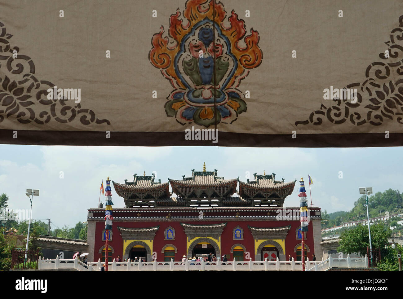 (170625) -- LANZHOU, Giugno 25, 2017 (Xinhua) -- Fotografia scattata a giugno 22, 2017 mostra il monastero Kumbum in Huangzhong County, a nord-ovest della Cina di Provincia di Qinghai. (Xinhua/Li Un) (wyo) Foto Stock