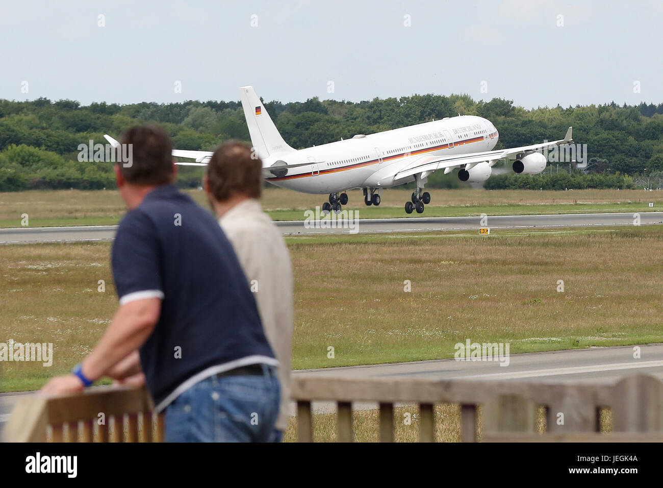 Il 'Theodor Heuss' Airbus A340 della Bundeswehr (forze armate federali) fa un tocco e andare in atterraggio a Aeroporto di Amburgo, Germania, 19 giugno 2017. Secondo lui, egli ha preso questa immagine dell'aereo presidenziale a Las Vegas, USA, nel 2004. Numerose planespotters provenienti da tutta Europa sono attesi in aeroporto di Amburgo per il vertice del G20. Foto: Bodo segna/dpa Foto Stock