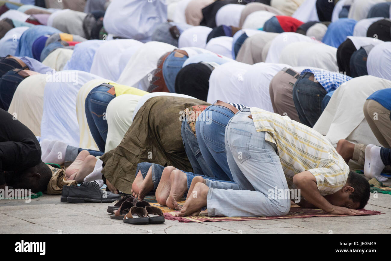 Las Palmas de Gran Canaria, Isole Canarie, Spagna. Il 25 giugno, 2017. La grande comunità musulmana in Las Palmas, la capitale di Gran Canaria si riuniscono per l'Eid Al Fitr preghiere che segna la fine del digiuno del Ramadan. Credito: ALAN DAWSON/Alamy Live News Foto Stock