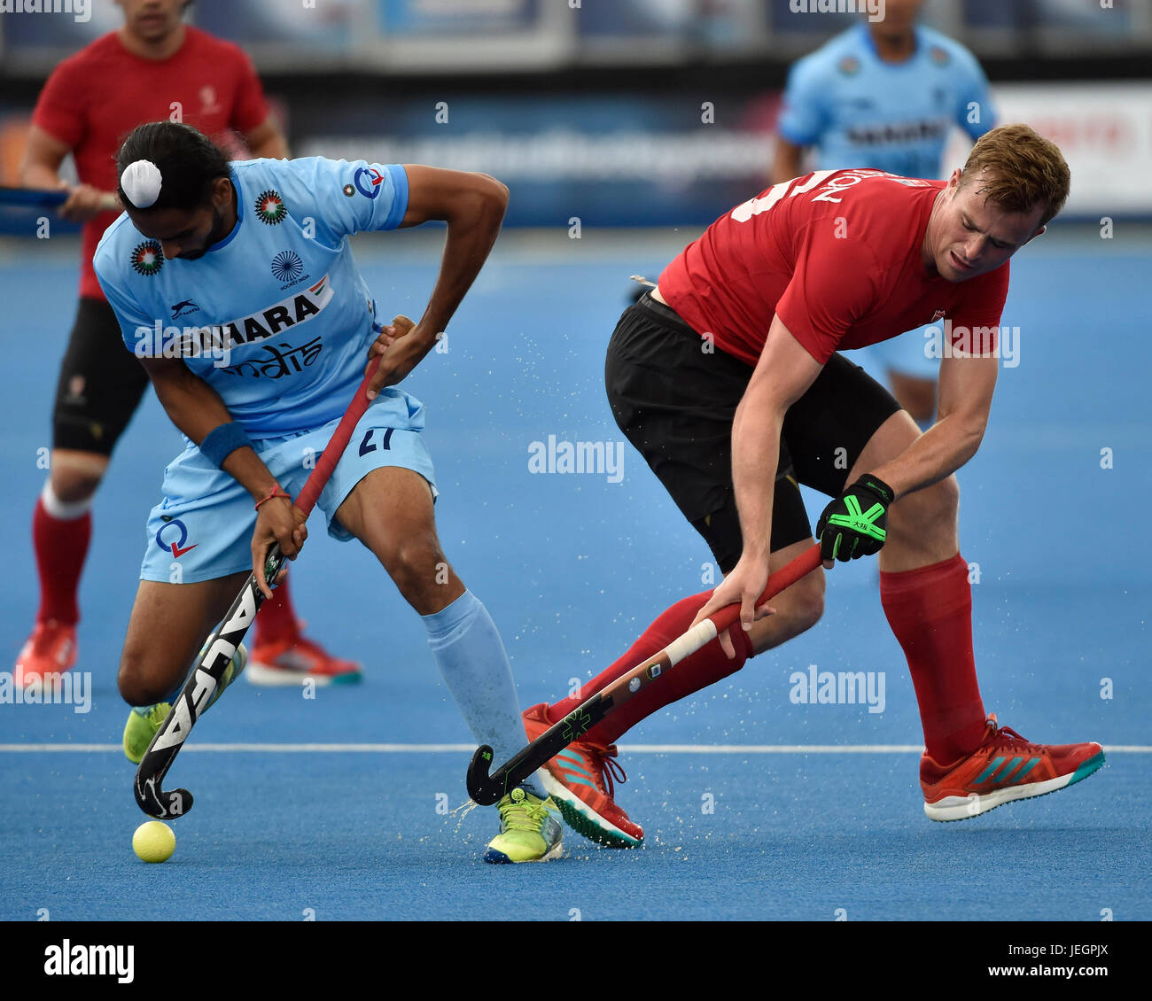 Londra, Regno Unito. 25 GIU, 2017. SINGH Akashdeep (IND), Johnston Gordon (possono) stavano cercando di ottenere la sfera durante l'eroe del Mondo di Hockey League Semi-Final (uomini) Indai vs Canada a Lee Valley Hockey e il Centro Tennis di domenica. Credito: Taka Wu/Alamy Live News Foto Stock