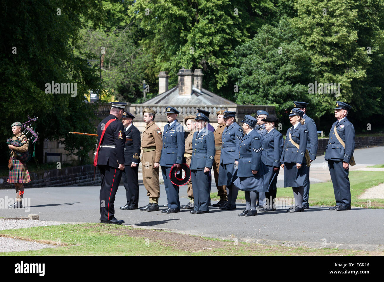 Barnard Castle, Teesdale, County Durham Regno Unito. Domenica 25 giugno 2017. Il Nordest città mercato di Barnard Castle ha fatto un passo indietro nel tempo oggi come persone vestite fino a quaranta abiti e uniformi come parte di e il Barnard Castle 1940 celebrazioni di fine settimana. Questo includeva anche una ghirlanda di cerimonia di posa per ricordare coloro che hanno perso la vita in conflitti in tutto il mondo. Credito: David Forster/Alamy Live News Foto Stock