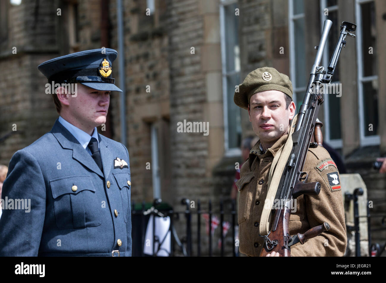 Barnard Castle, Teesdale, County Durham Regno Unito. Domenica 25 giugno 2017. Il Nordest città mercato di Barnard Castle ha fatto un passo indietro nel tempo oggi come persone vestite fino a quaranta abiti e uniformi come parte di e il Barnard Castle 1940 celebrazioni di fine settimana. Questo includeva anche una ghirlanda di cerimonia di posa per ricordare coloro che hanno perso la vita in conflitti in tutto il mondo. Credito: David Forster/Alamy Live News Foto Stock