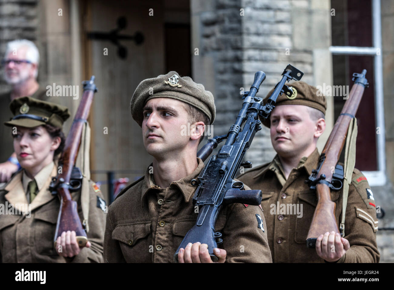 Barnard Castle, Teesdale, County Durham Regno Unito. Domenica 25 giugno 2017. Il Nordest città mercato di Barnard Castle ha fatto un passo indietro nel tempo oggi come persone vestite fino a quaranta abiti e uniformi come parte di e il Barnard Castle 1940 celebrazioni di fine settimana. Questo includeva anche una ghirlanda di cerimonia di posa per ricordare coloro che hanno perso la vita in conflitti in tutto il mondo. Credito: David Forster/Alamy Live News Foto Stock