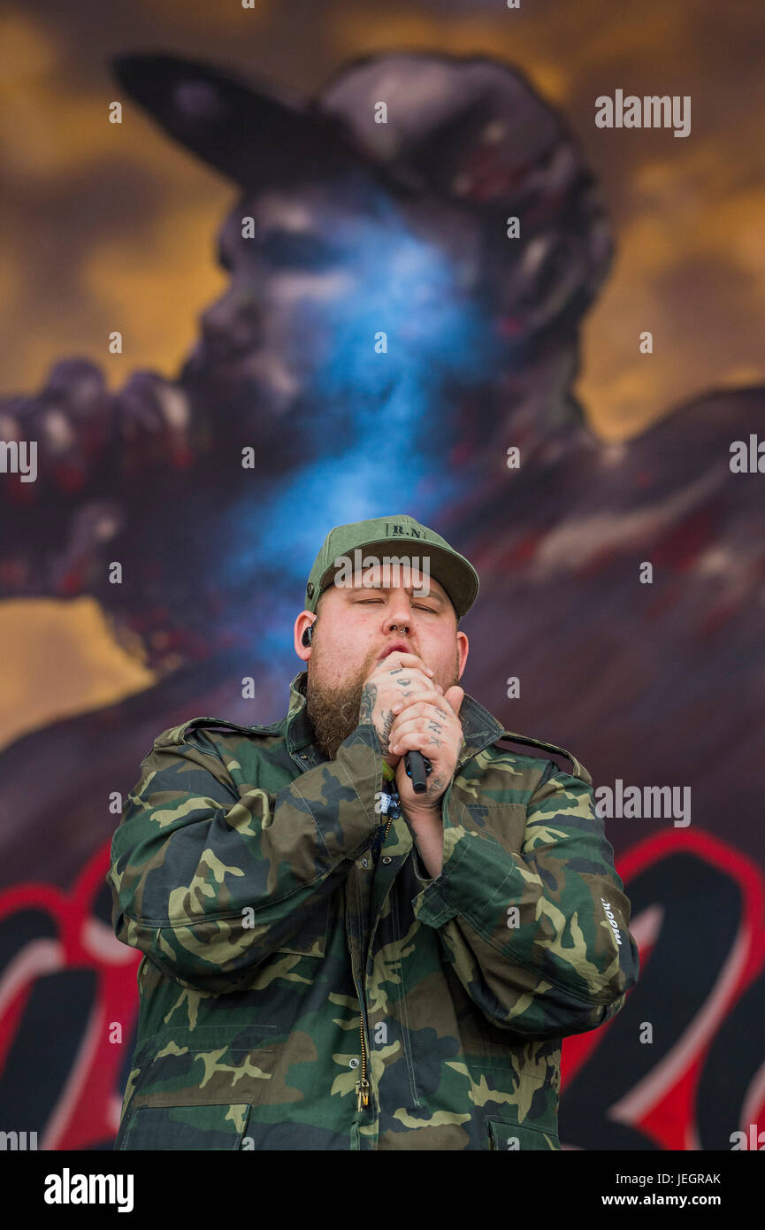 Glastonbury, Regno Unito. Il 25 giugno, 2017. Rag 'n' osso l'uomo gioca l'altro stadio a un felice ventola di base - Il 2017 Festival di Glastonbury, azienda agricola degna. Glastonbury, 25 giugno 2017 il credito: Guy Bell/Alamy Live News Foto Stock