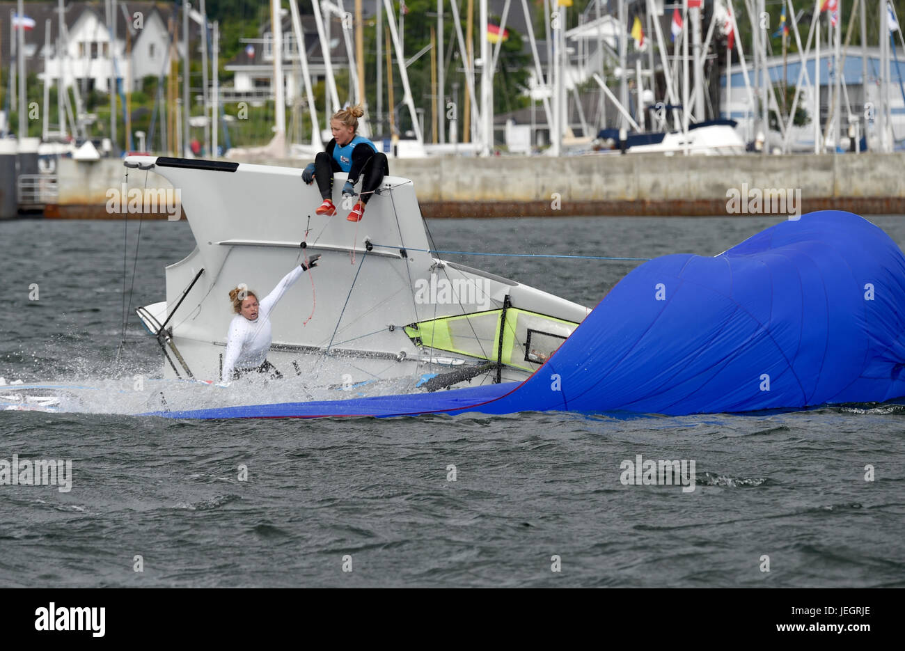 Dpatop - British yachtswomen Kate MacGregor e Sophie Ainsworth (da sinistra a destra) ribaltati sul 49er FX barca di classe davanti all'ultima regata, 'Medal gara', sul mar Baltico off Kiel-Schilksee, Germania, 25 giugno 2017. Foto: Carsten Rehder/dpa Foto Stock