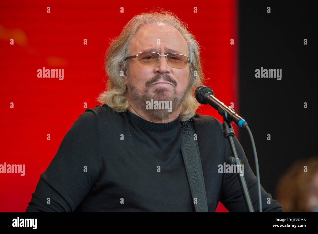 Glastonbury, Regno Unito. Il 25 giugno, 2017. Barry Gibb dei Bee Gees svolge la fase della piramide - Il 2017 Festival di Glastonbury, azienda agricola degna. Glastonbury, 25 giugno 2017 il credito: Guy Bell/Alamy Live News Foto Stock