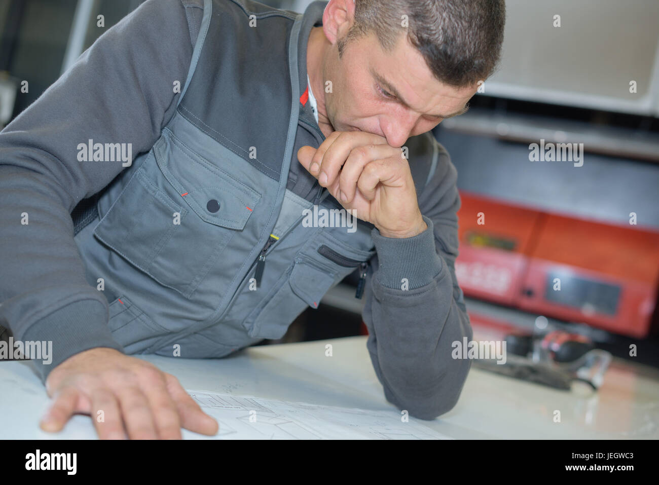 Controllare i piani di costruzione prima di iniziare Foto Stock