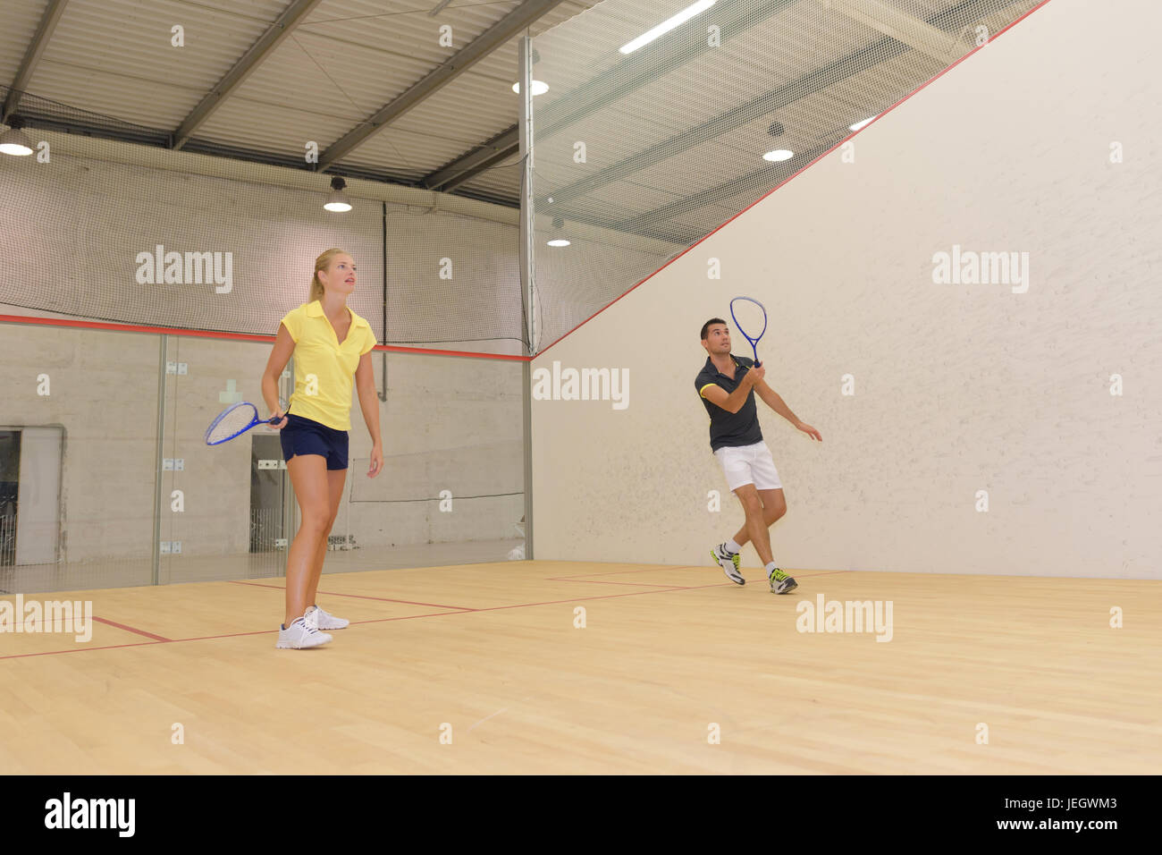 Giovane giocando a tennis gioco indoori nel campo da tennis Foto Stock