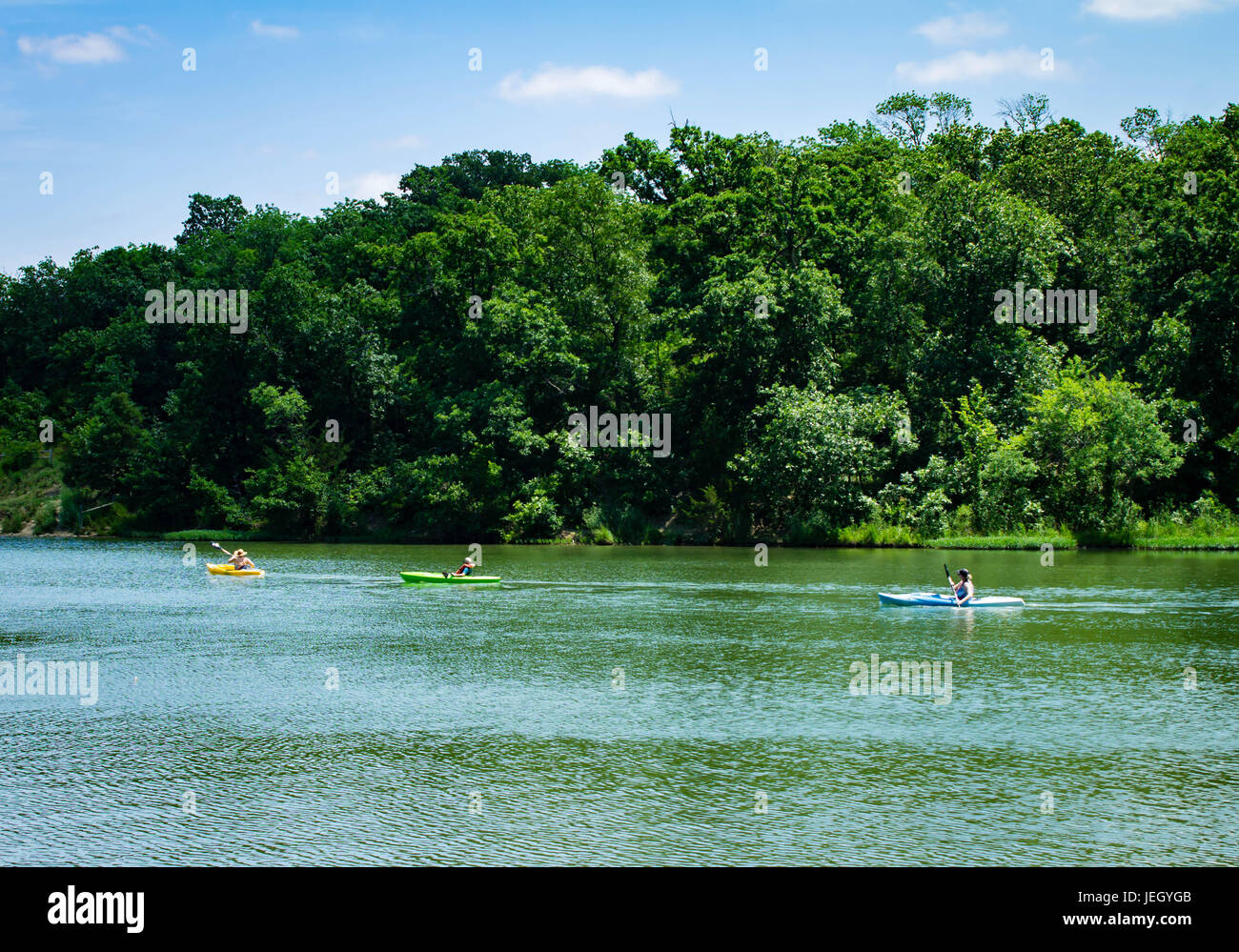 Tre persone in kayak sul lago Foto Stock