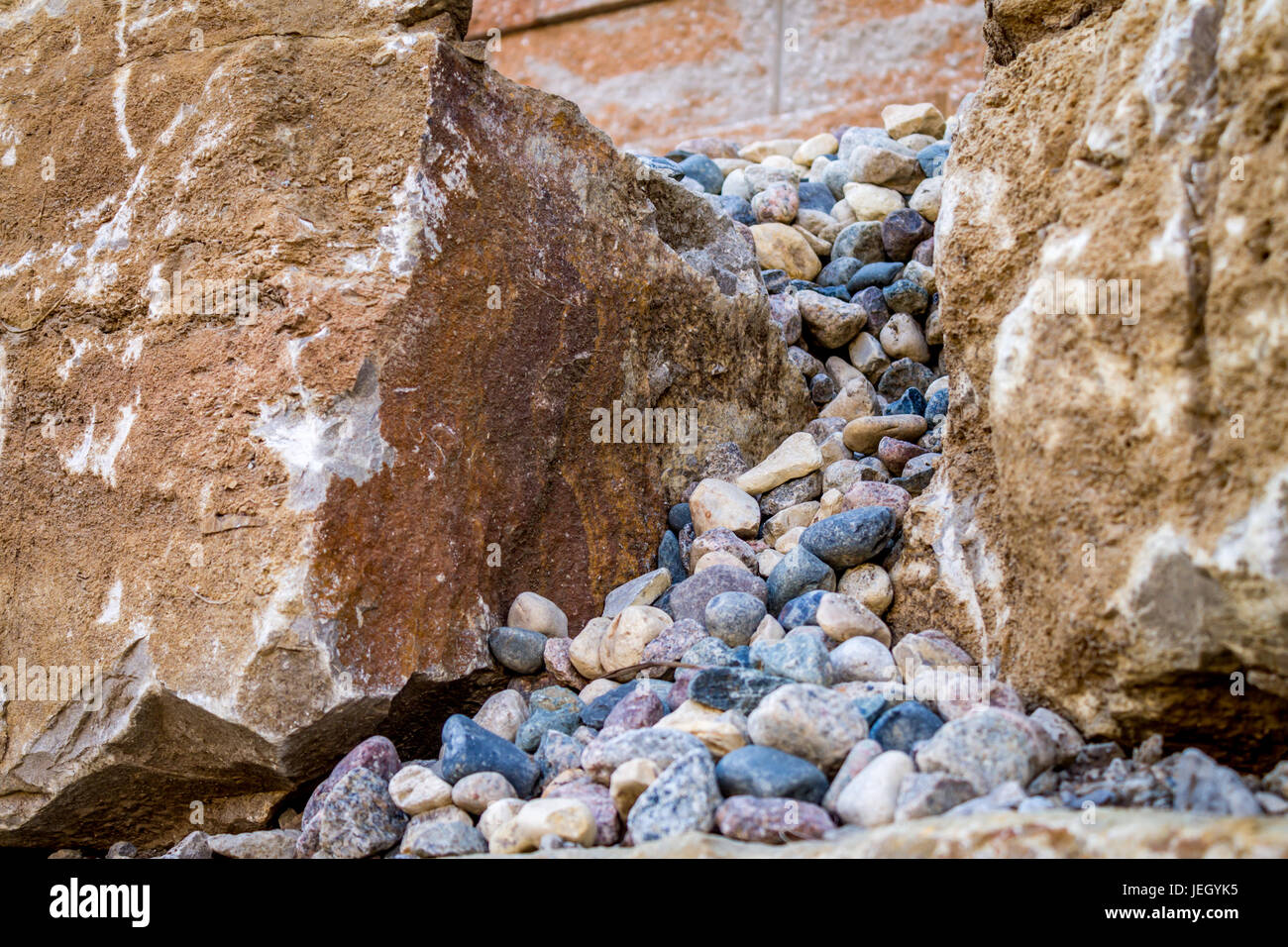 Rocce di fiume che scorre tra due rocce calcaree Foto Stock