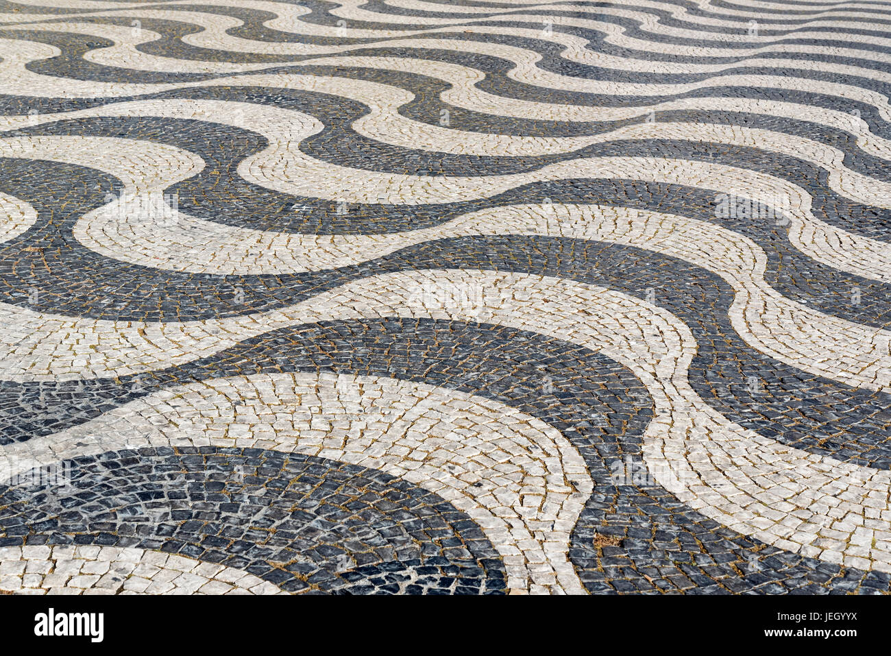 Il portoghese pavimento in mosaico, Piazza Rossio, Lisbona, Portogallo Foto Stock