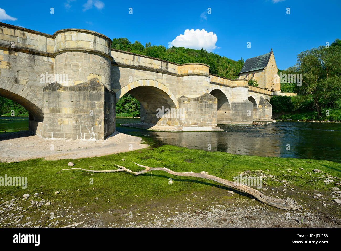 Il ponte di pietra sul fiume Werra, del XIII secolo, sul retro della cappella Liborius, Creuzburg, Turingia, Germania Foto Stock