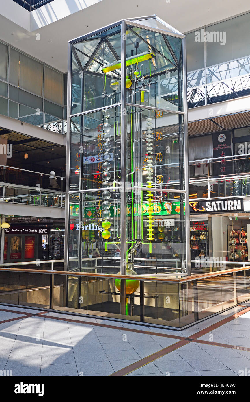 Acqua, orologio del tempo che scorre, artista Bernard Gitton, Europacenter,  Berlino, Germania Foto stock - Alamy