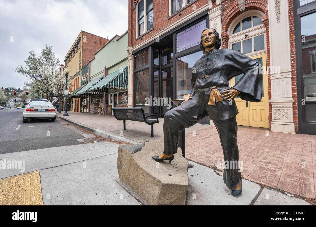 Statua di bronzo di Stella Darby, la signora delle accoglienti camere bordello dal 1928 al 1967, da Randy Gundlach, 2014, sulla strada principale di Pendleton, Oregon Foto Stock