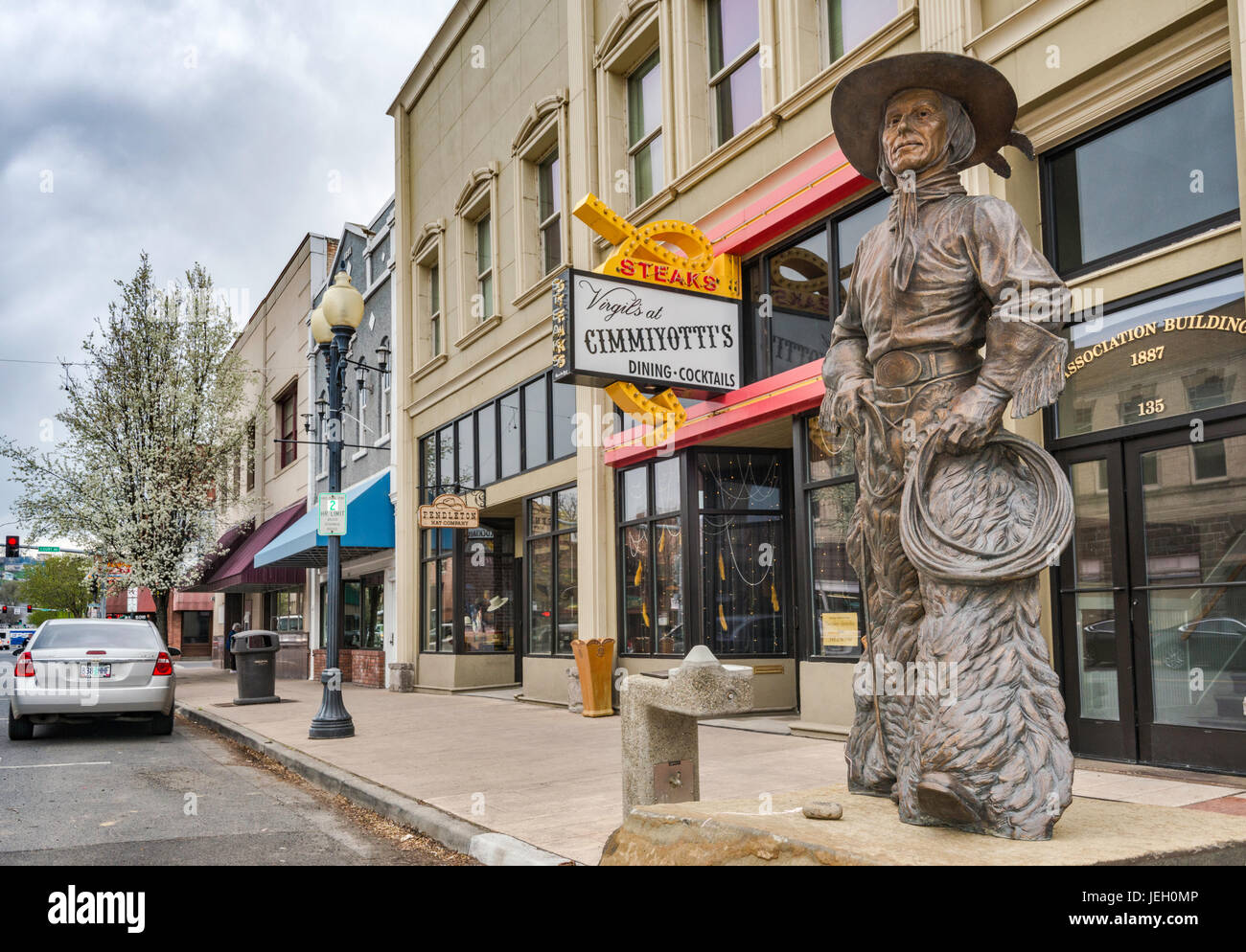 Statua di bronzo di Jackson tramonto, Native American rodeo rider, Nez Perce Horseman, da Greg Polutanovich, 2013, strada principale di Pendleton, Oregon, Stati Uniti d'America Foto Stock