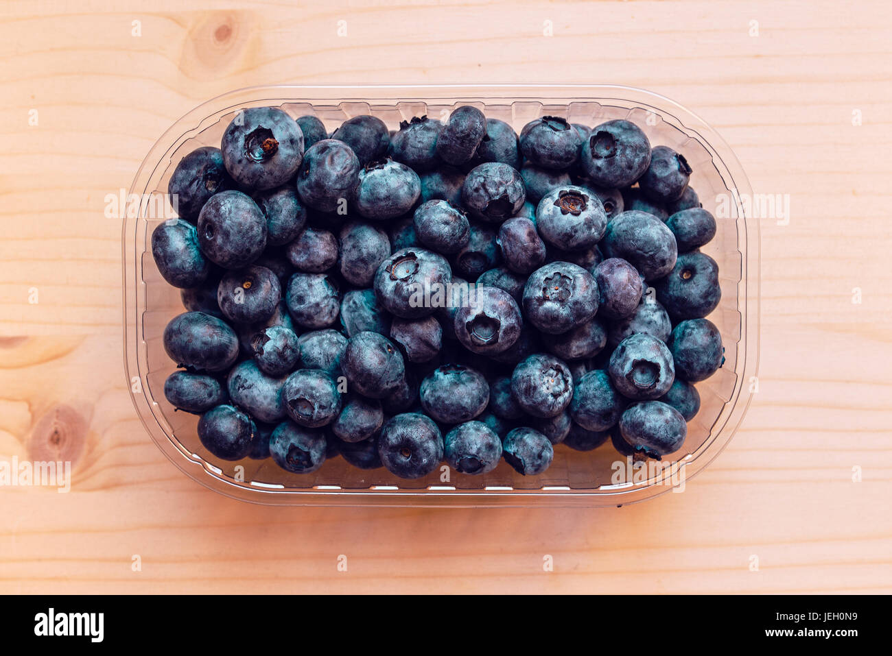 Fresca frutta mirtillo bacche in contenitore di plastica box, vista dall'alto Foto Stock