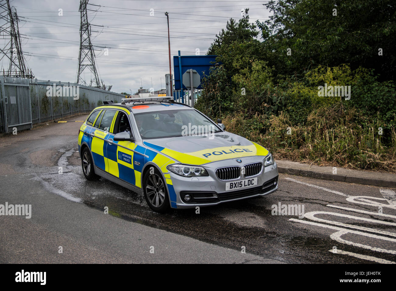 London Metropolitan Police Area BMW auto lasciando la scena di una vettura molto fire a Croydon, Surrey Foto Stock