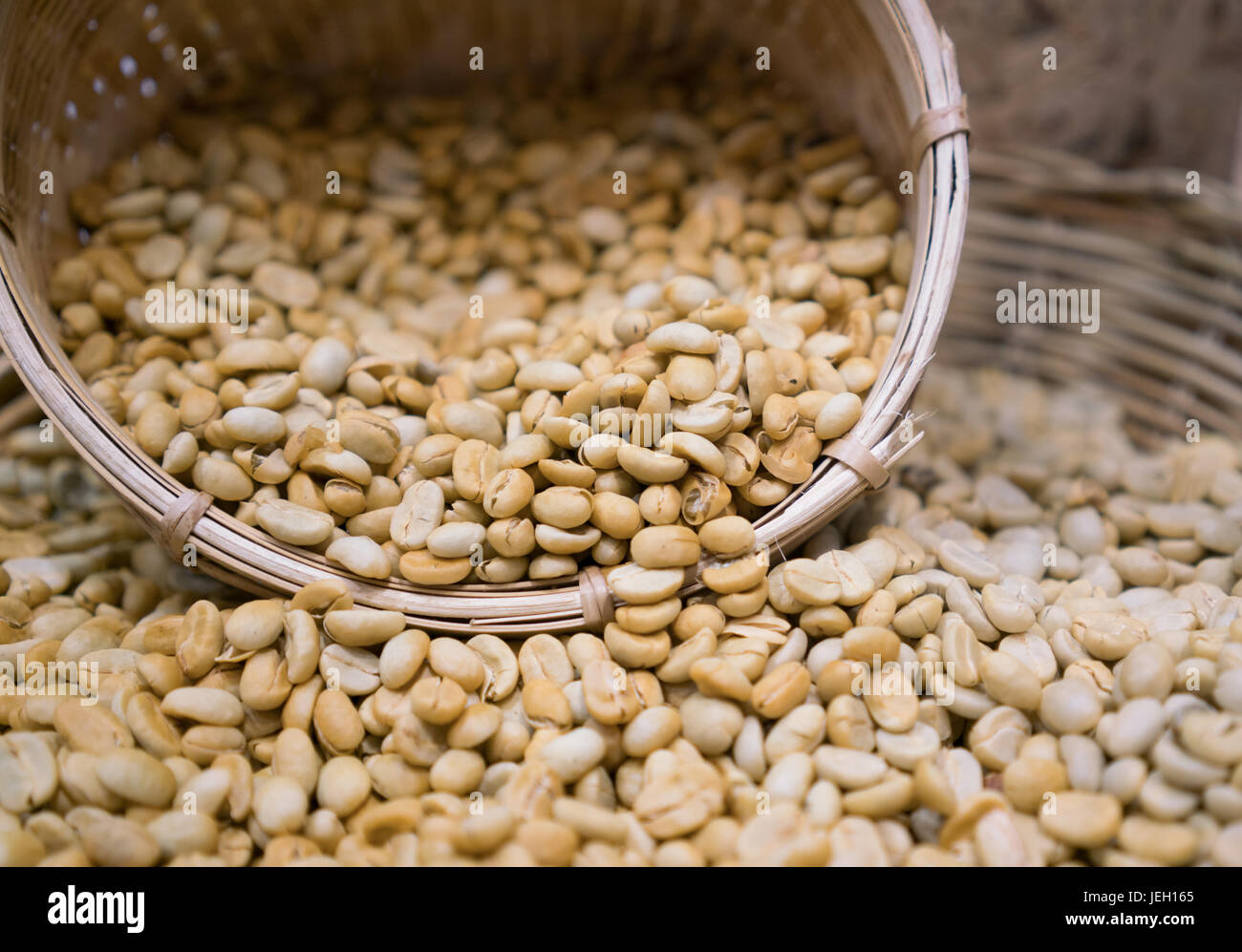 Il caffè non torrefatto fagioli nel cestello Foto Stock