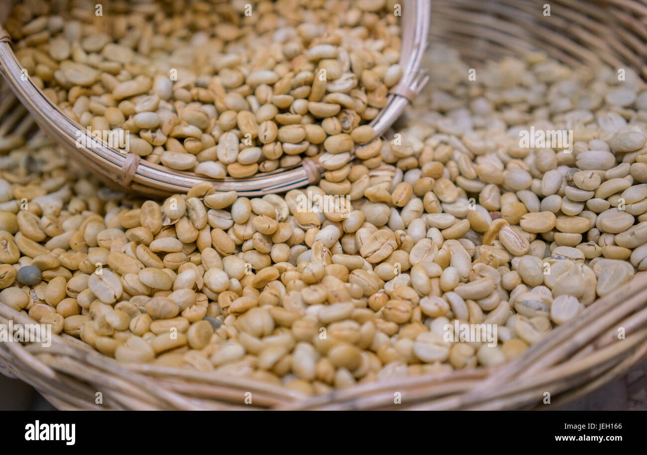 Il caffè non torrefatto fagioli nel cestello Foto Stock