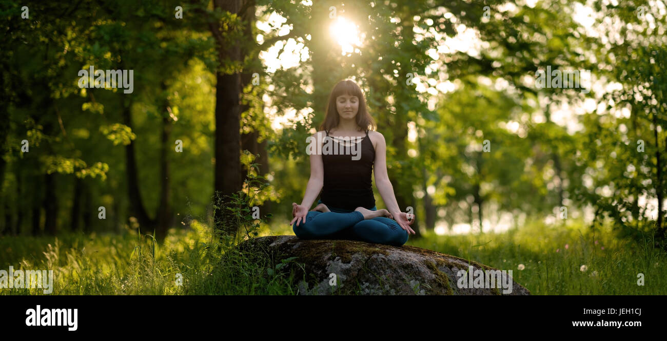 La meditazione di vita sano concetto di esercizio. la meditazione e relax in Padmasana Lotus pongono Foto Stock
