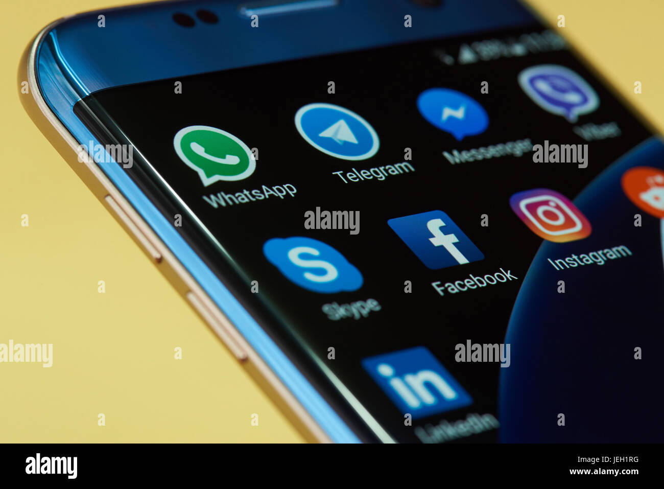 New york, Stati Uniti d'America - 24 Giugno 2017: diversi set di messenger application icona sulla schermata dello smartphone close-up Foto Stock