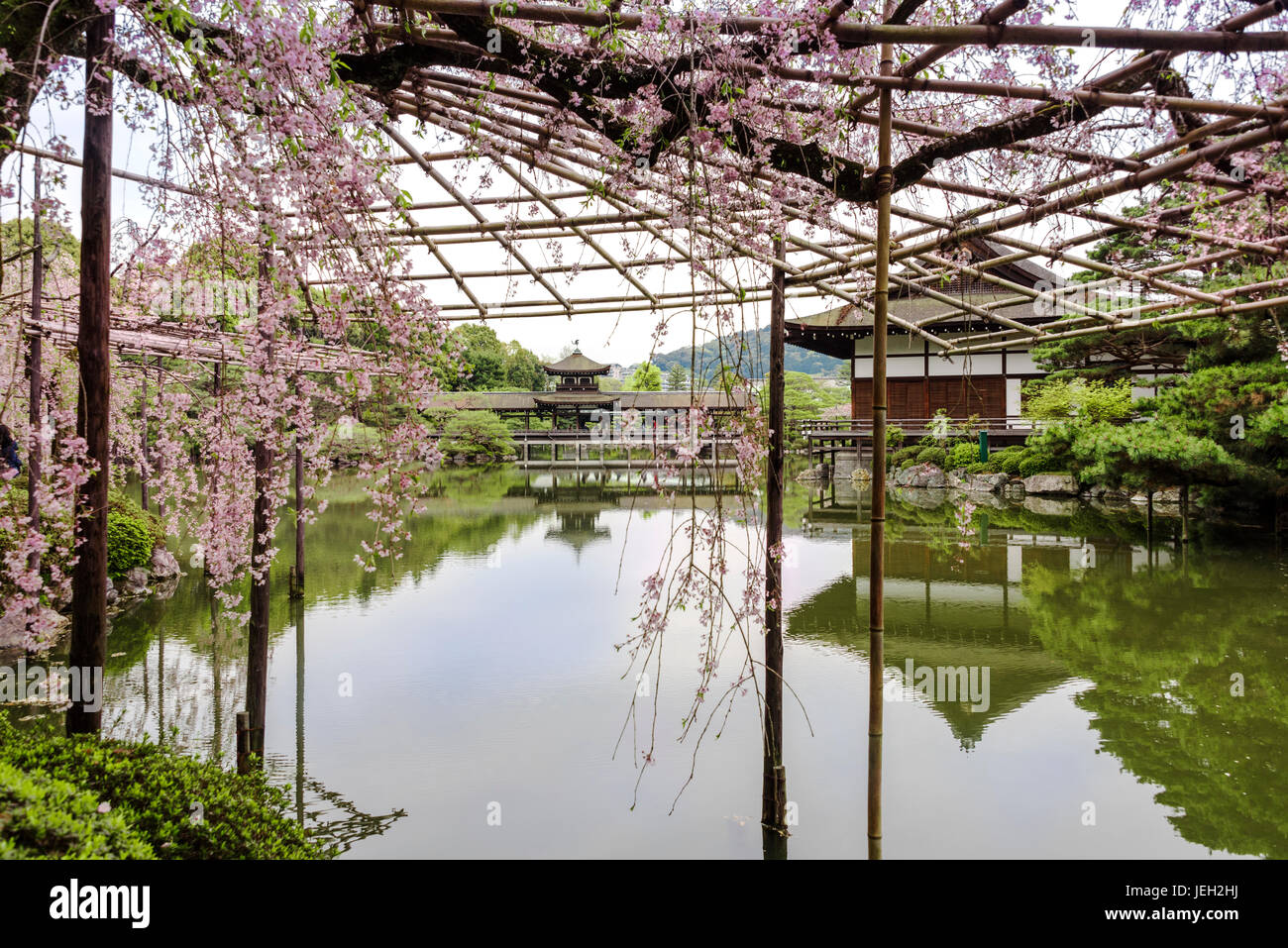 Giardino giapponese Jingu Heian, mostrando la guest house e il ponte coperto. Foto Stock