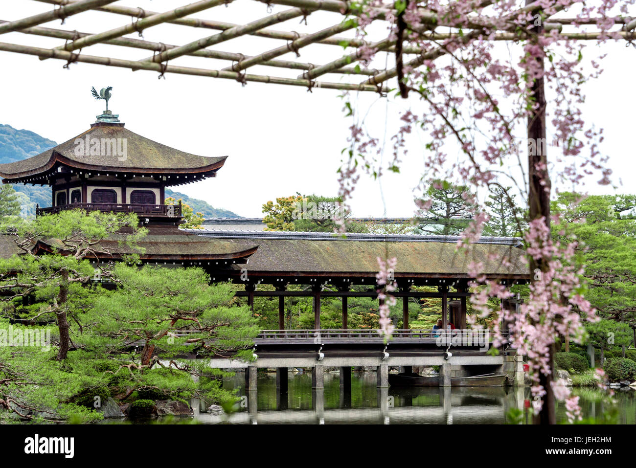 Heian Jingu giardini, ponte coperto. Hashidono. Foto Stock