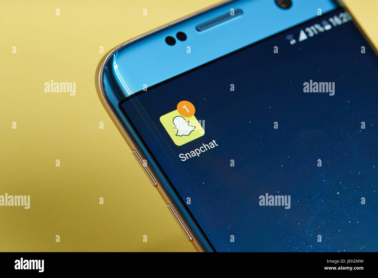 New york, Stati Uniti d'America - 23 Giugno 2017: Snapchat icona Nuovo messaggio sulla schermata dello smartphone di close-up. Snapchat Icona app con copia spazio su schermo Foto Stock