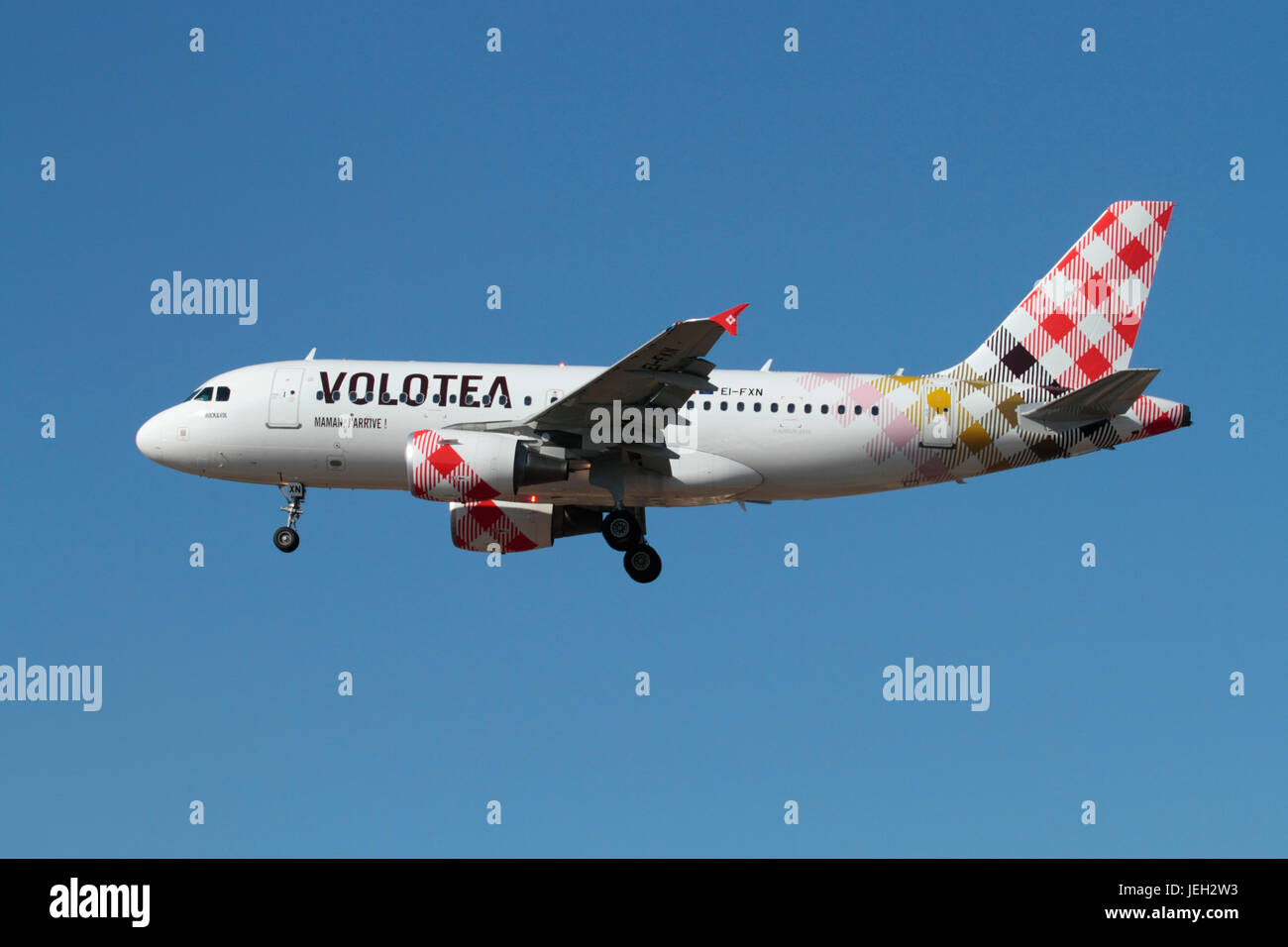 Commerciale viaggi dell'aria. Airbus A319 aereo di linea del bilancio spagnolo compagnia aerea Volotea sulla rotta di avvicinamento Foto Stock