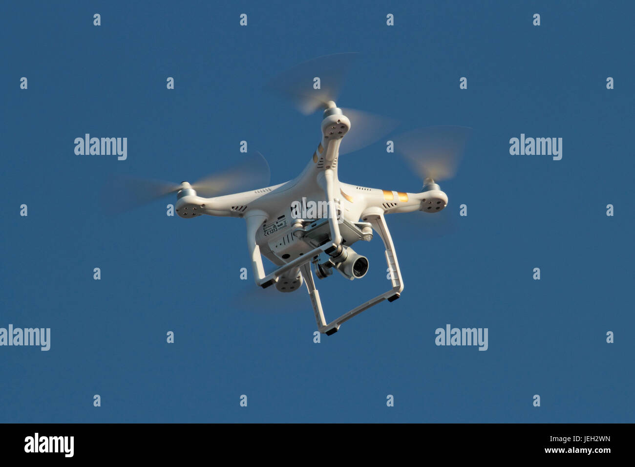 DJI Phantom 3 quadcopter drone fotografico hovering, con la fotocamera rivolta verso il basso Foto Stock