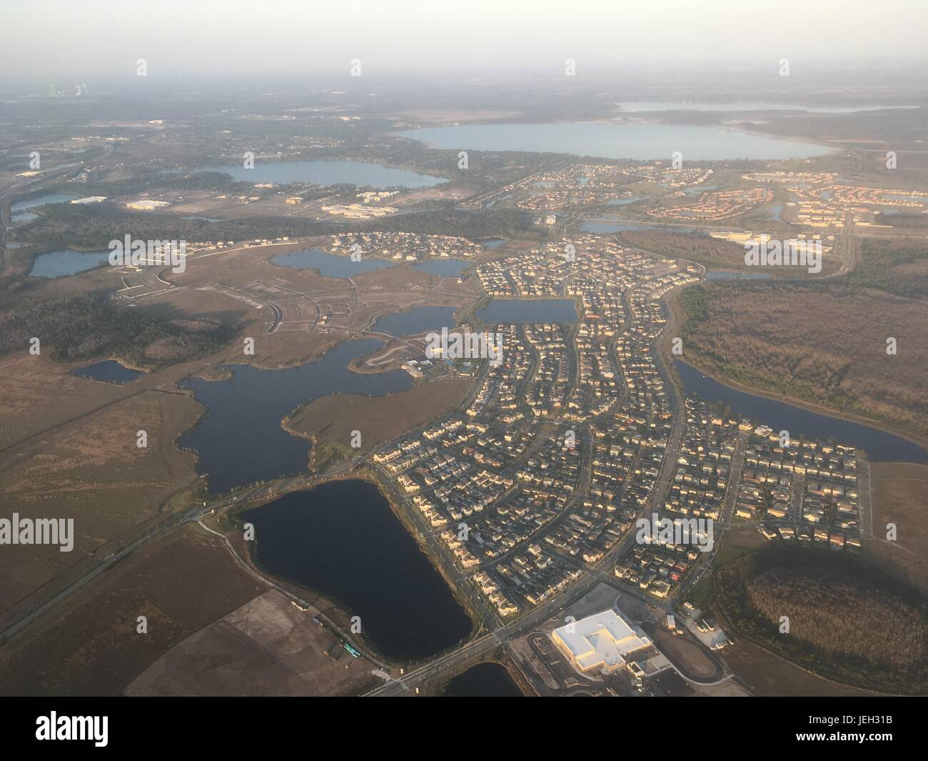 Vista panoramica di Orlando, Florida da aereo guardando verso il basso sulla zona suburbana e paludi. Orlando proliferazione urbana, scarsa pianificazione urbana in Amer Foto Stock