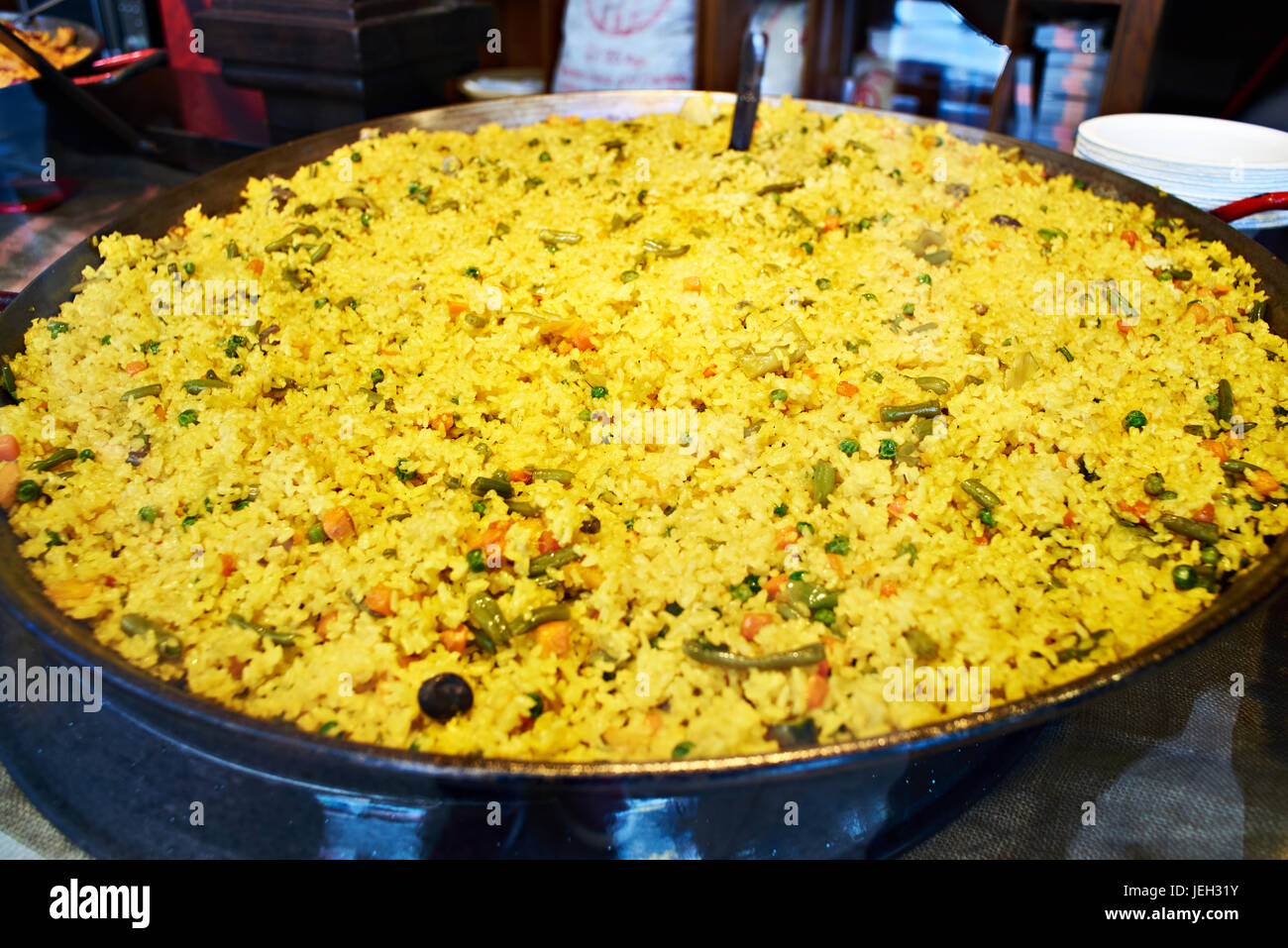 La paella spagnola in un wok ampio Foto Stock