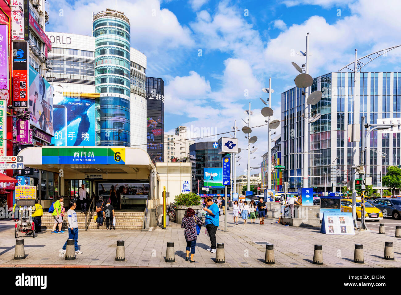 TAIPEI, Taiwan - 17 Maggio: questa è una città trafficata scena di Ximen quartiere dello shopping e la stazione MRT di uscire nella zona del centro cittadino, 17 maggio 2017 a Taipei Foto Stock