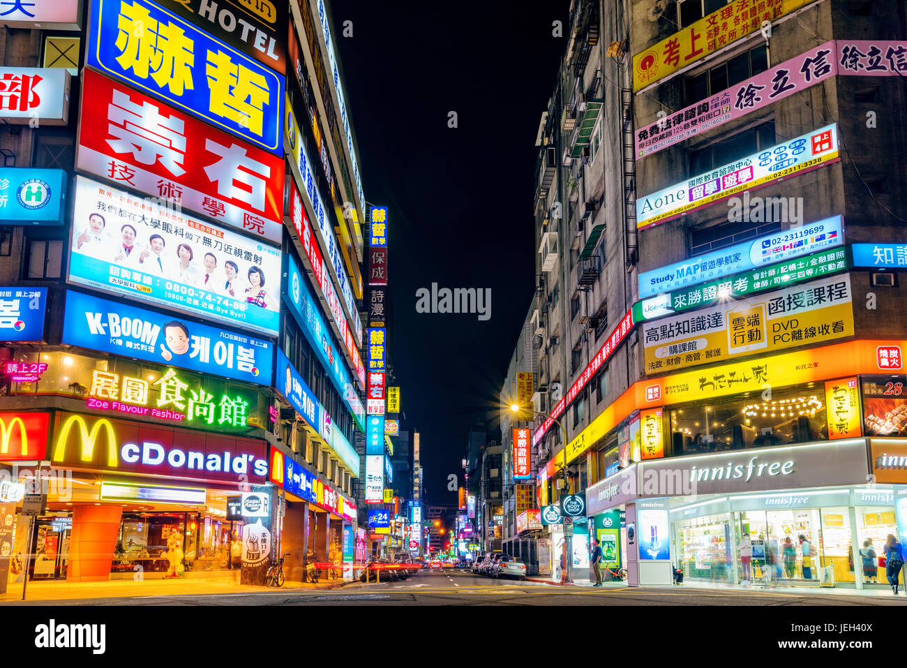 TAIPEI, Taiwan - 27 Maggio: questa è una strada dello shopping nel centro cittadino di notte in zona vicino alla stazione principale di Taipei il 27 maggio 2017 in Taipei Foto Stock