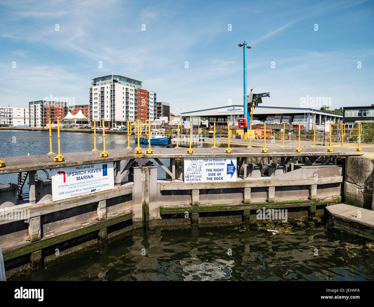 Ipswich Suffolk REGNO UNITO mostra serratura chiusa porta alla Marina e Università di Suffolk edifici. Foto Stock