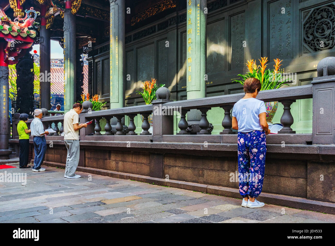 TAIPEI, Taiwan - 07 giugno: questa è una scena del tempio di persone in preghiera al tempio Longshan che è un famoso tempio buddista con entrambi i turisti e la gente del posto Foto Stock