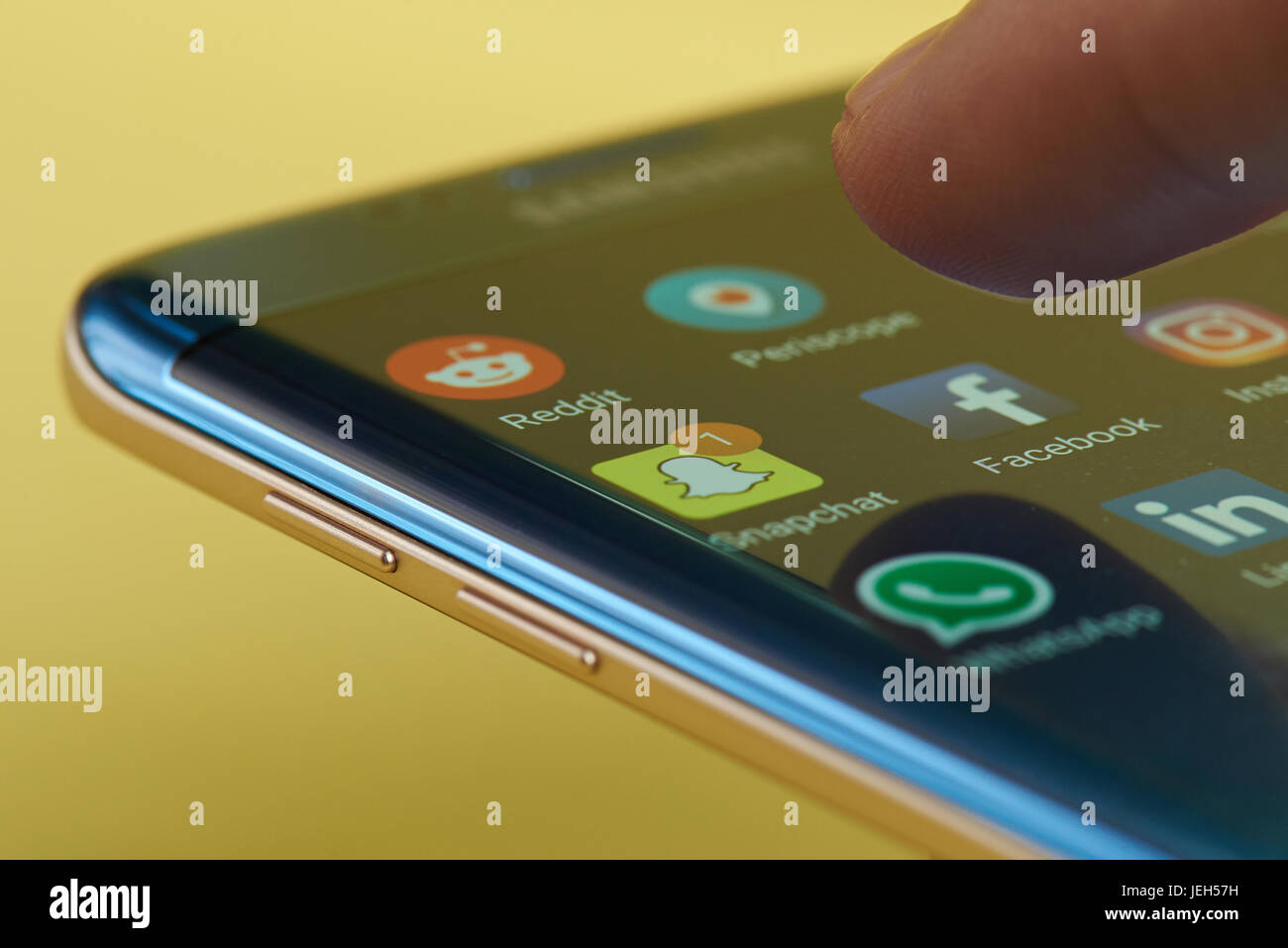 New york, Stati Uniti d'America - 23 Giugno 2017: nuovo messaggio in snapchat sulla schermata dello smartphone close-up Foto Stock