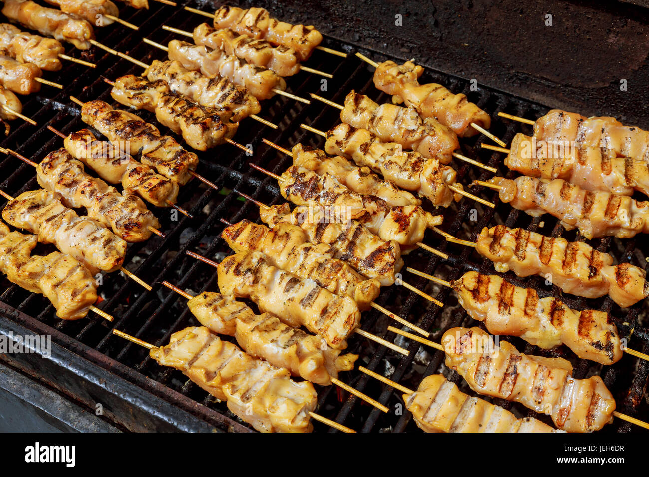 Marinata di spiedini preparazione su un grill barbecue a carbone. Foto Stock