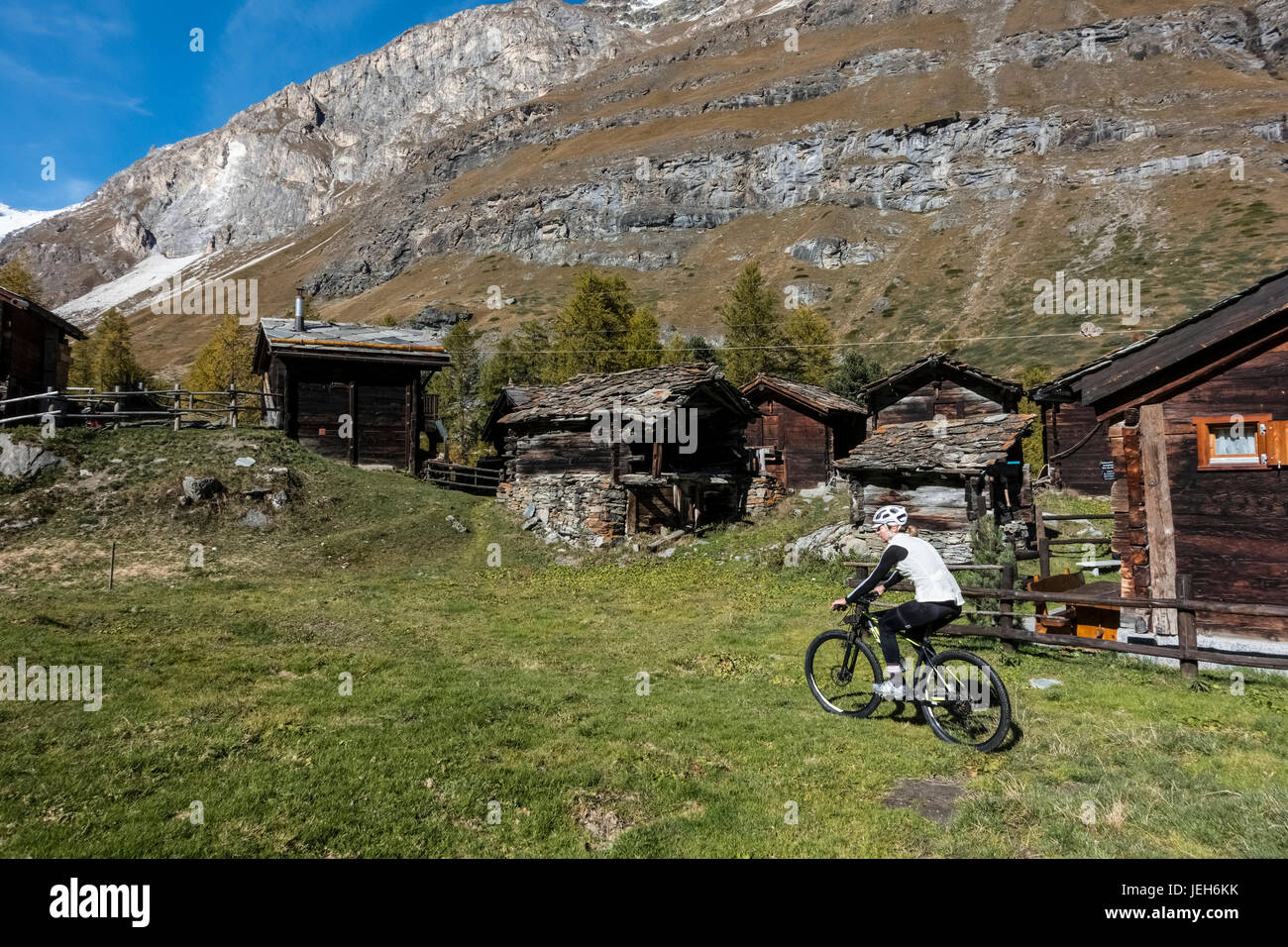 Mountain bike nei pressi di Zermatt, Vallese, Svizzera Foto Stock