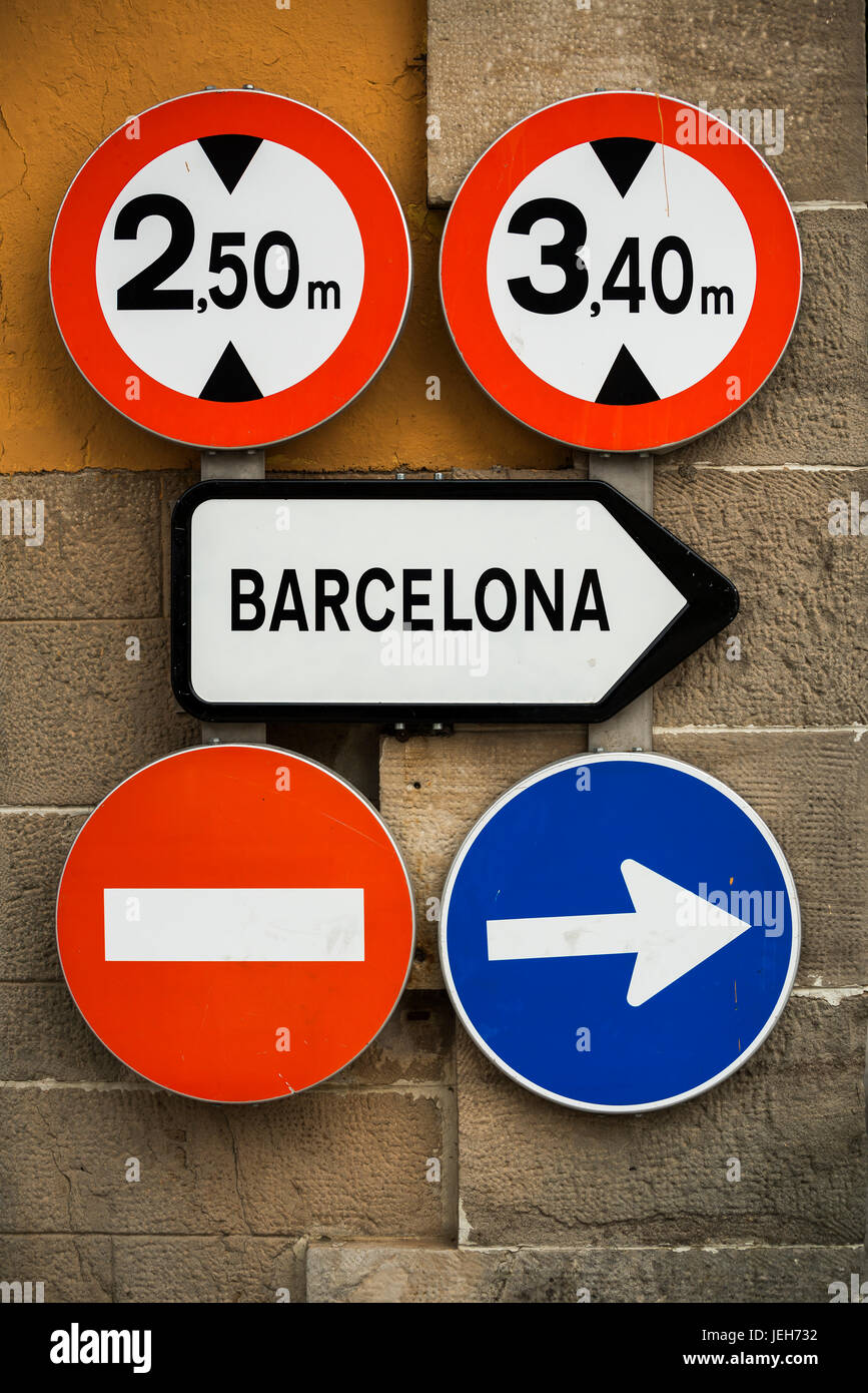 Segnaletica stradale montato su una parete; Barcellona, in Catalogna, Spagna Foto Stock