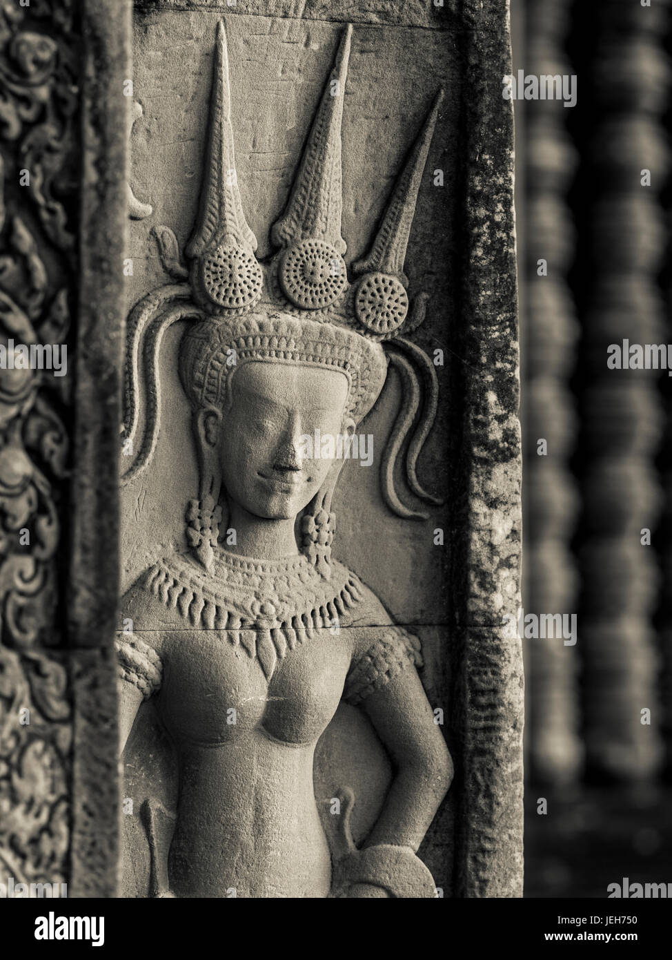 Figura buddista scolpita nella pietra in un tempio buddista; Angkor Wat; Krong Siem Reap, Siem Reap Provincia, Cambogia Foto Stock