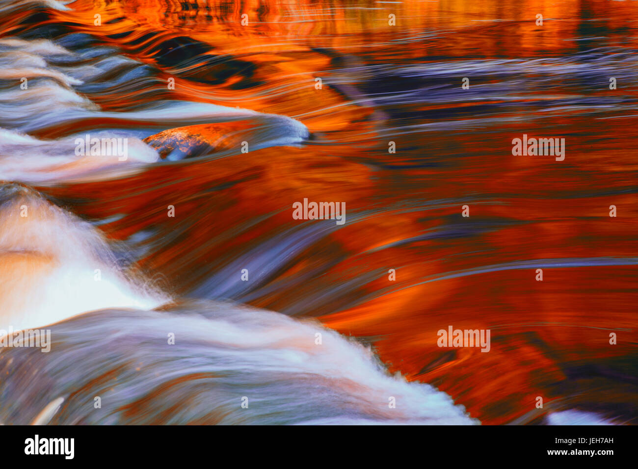 Mersey River riflessioni in autunno trasformata in rosso tramite filtro digitale per un maggiore effetto interpretative in Kejimkujik Parco Nazionale Foto Stock
