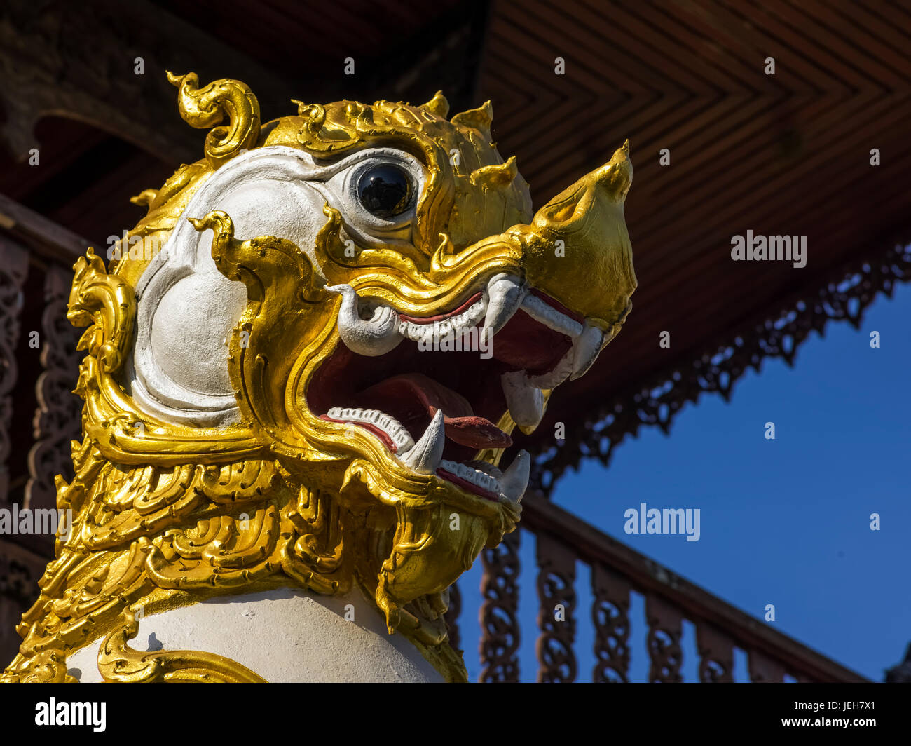 Basso angolo di visione di un tradizionale asiatica di bianco e oro scultura in animale somiglianza; Tambon Mae Chan, Chang Wat Chiang Rai, Thailandia Foto Stock